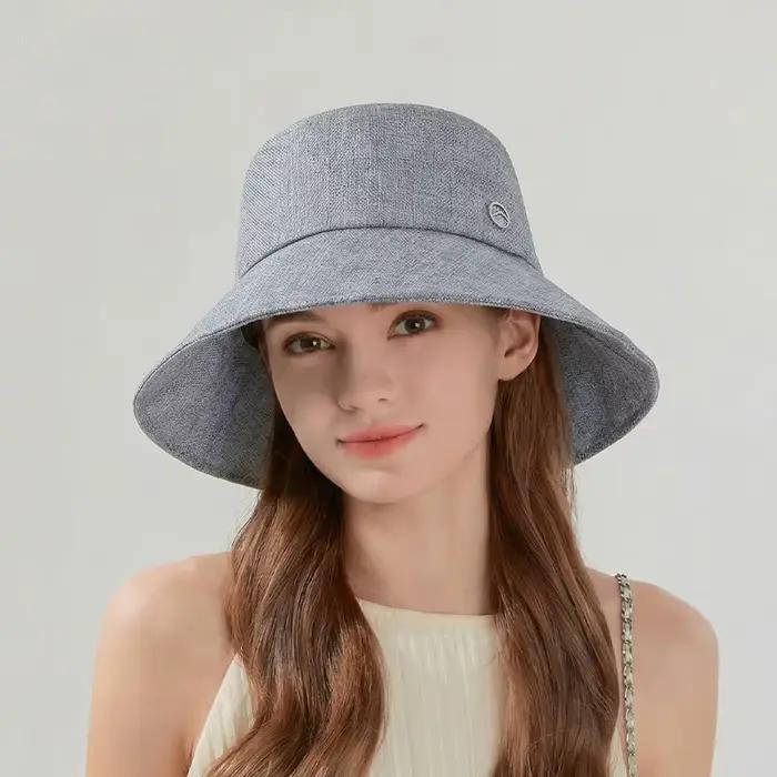 Chapeau de pêcheur simple en lin à large bord avec étiquette métallique pour un style rehaussé