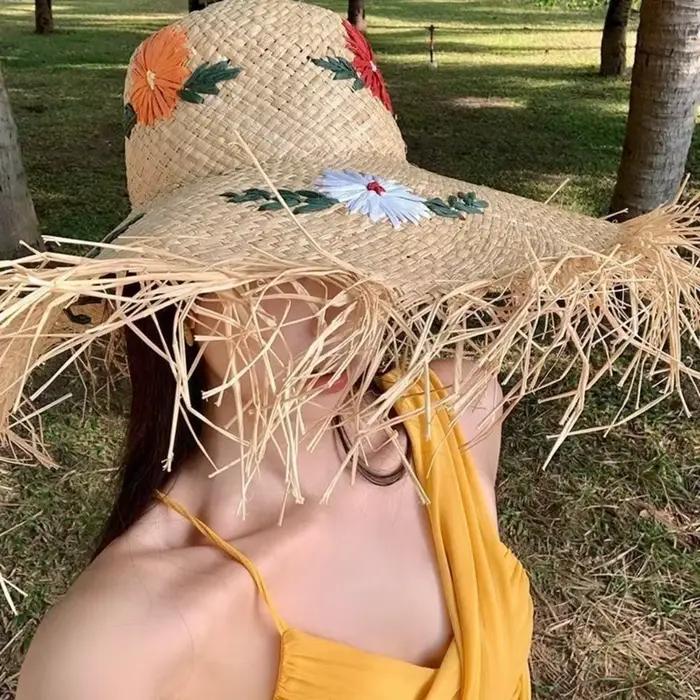 Chapeau de soleil bohème en paille de raphia à large bord brodé de fleurs