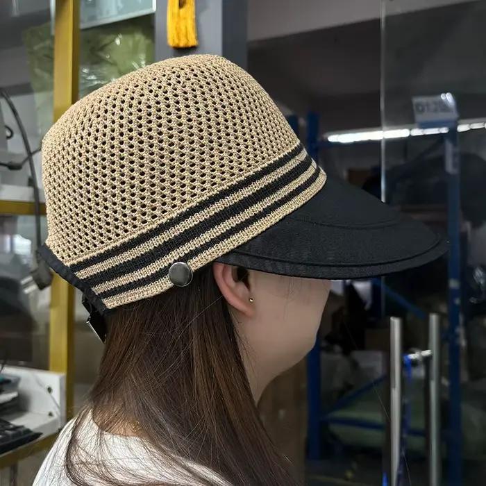 Le chapeau pare-soleil peut être accroché avec un masque
