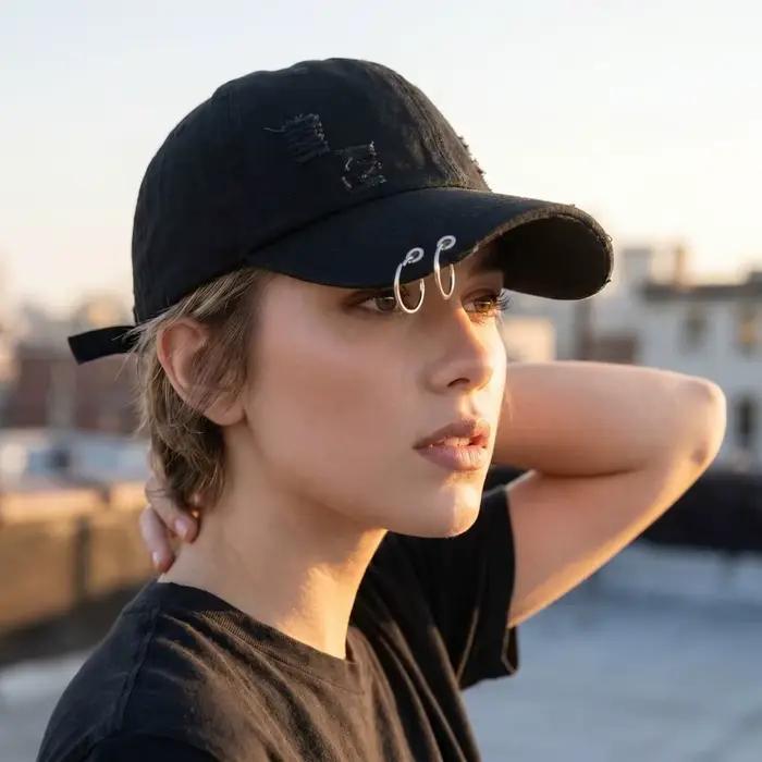 Casquette de baseball créative en polyester avec design vieilli et détails en jean déchiré pour femmes toutes saisons et occasions extérieures