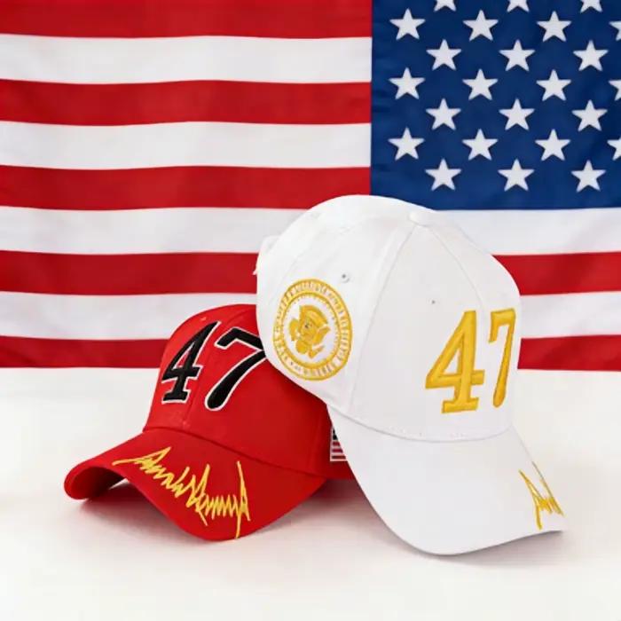 Casquettes rouges et blanches avec « 47 » : debout contre le drapeau américain