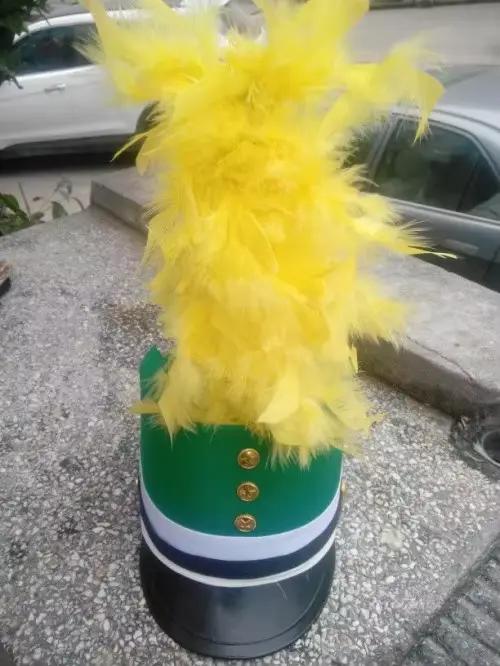 Chapeaux de commande de garde d'honneur en plumes jaunes