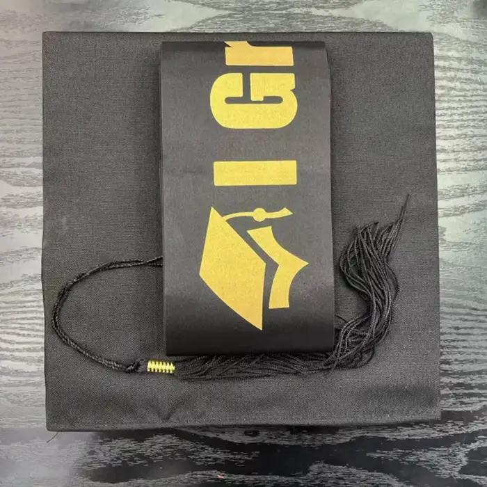Casquette de célibataire noire avec ceinture en Satin graduée
