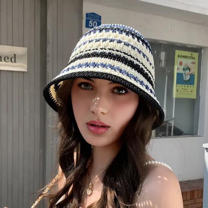 Bonnet creux tricoté à rayures colorées pour femme