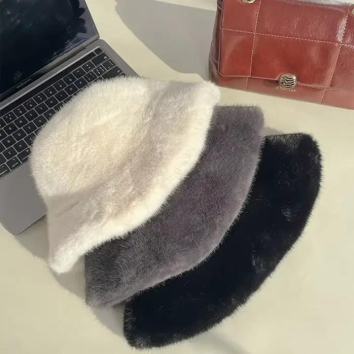 Un chapeau en laine blanche pour une jolie fille en hiver