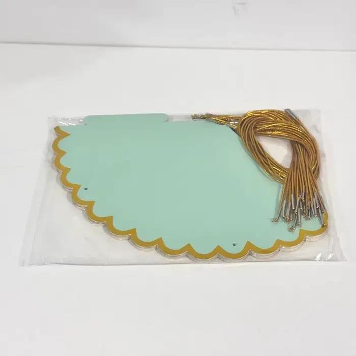 Chapeaux de fête pastel avec bordure festonnée dorée