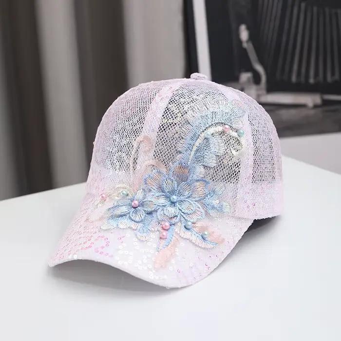 Casquette de baseball pour femmes avec broderie florale et détails en paillettes et perles pour tenues sportives et occasions estivales