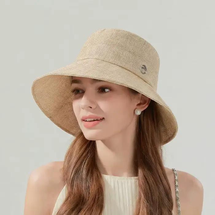 Chapeau de pêcheur simple en lin à large bord avec étiquette métallique pour un style rehaussé