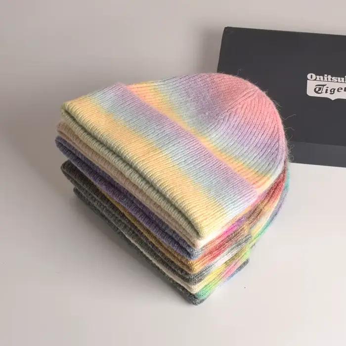 Chapeau tricoté à rayures romantiques pour femmes