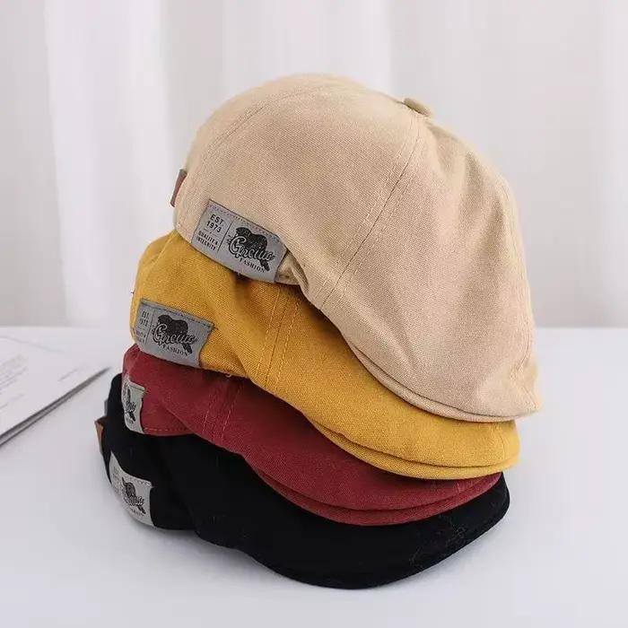 Tendance de rue japonaise : portant des chapeaux en bec de canard pour femmes