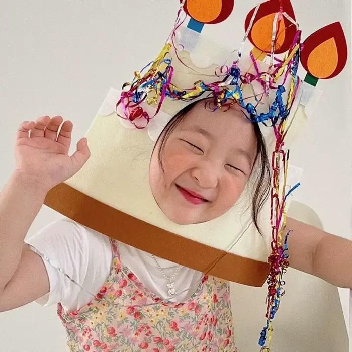 Chapeau de fête en feutre style gâteau d'anniversaire mignon avec cordon