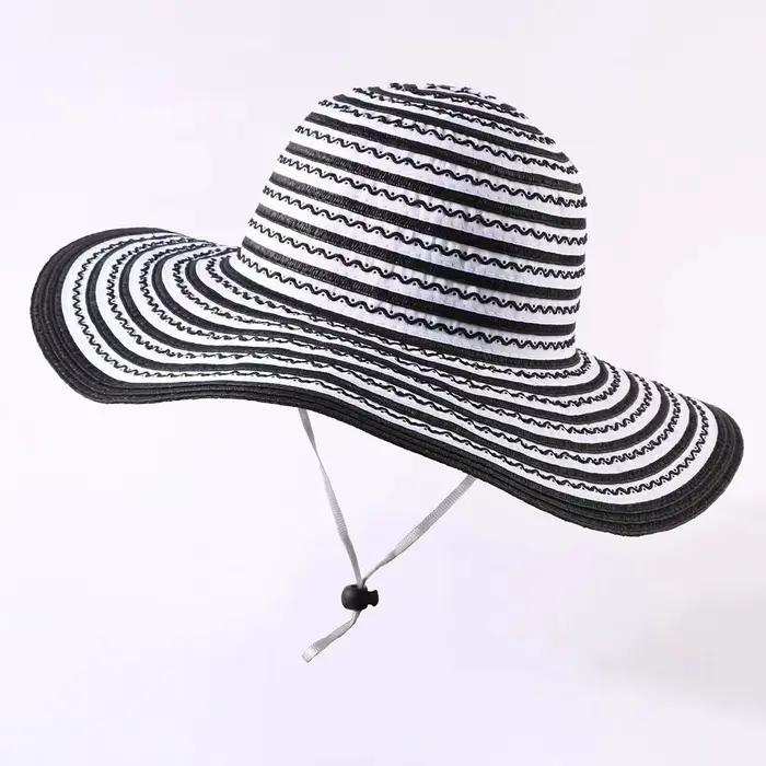 Chapeau de plage en paille à large bord rayé noir et blanc