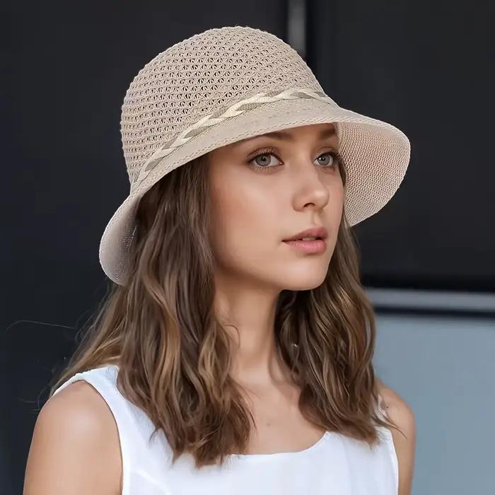 Un élégant chapeau de paille à motifs floraux pour femme