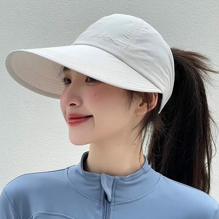 Chapeau de soleil d'extérieur pour femmes avec une large bordure