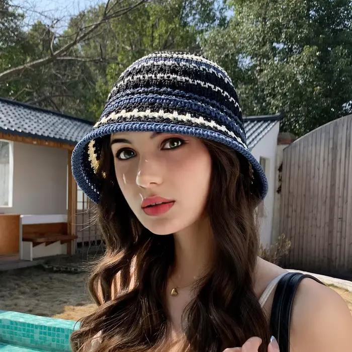 Bonnet creux tricoté à rayures colorées pour femme