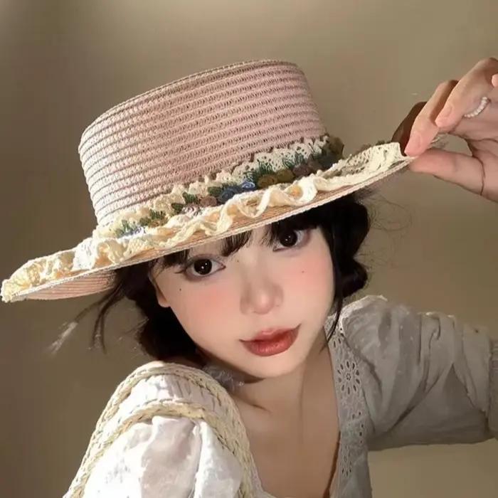 Chapeau de soleil Lolita doux en paille tressée à bord large et dessus plat
