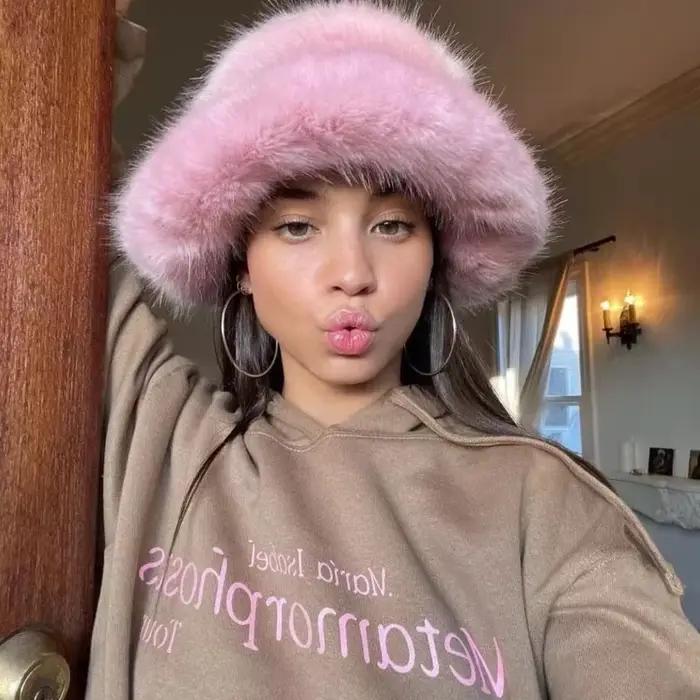 Chapeau de seau en fausse fourrure pour femmes, chapeau de luxe multicolore, doublure en fausse fourrure, confortable et tendance, pour femmes, hiver, occasions spéciales et extérieures