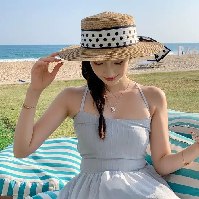 Chapeau de plage élégant en paille tressée avec ruban à pois