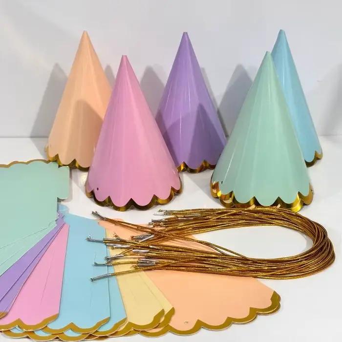 Chapeaux de fête pastel avec bordure festonnée dorée