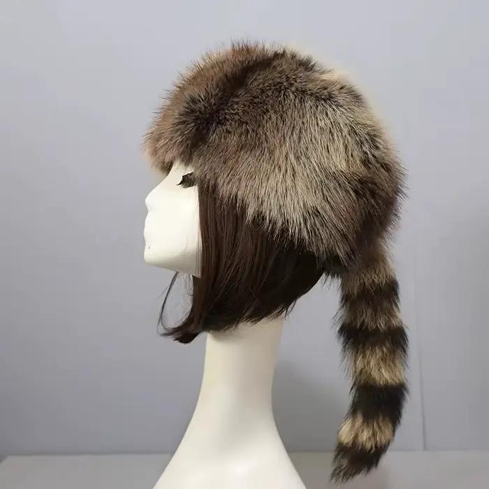 Un chapeau d'hiver pour femme en fausse fourrure confortable avec queue de raton laveur - Fibre de polyester épaisse et