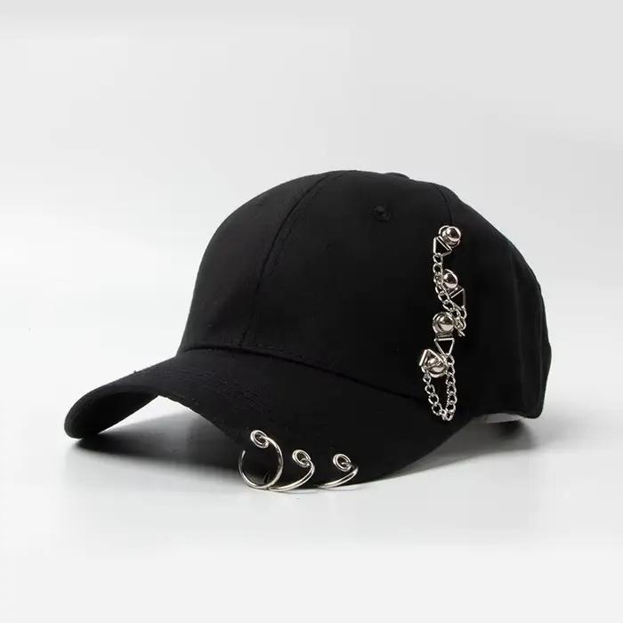 Casquette de baseball noire tendance avec trois anneaux et clous