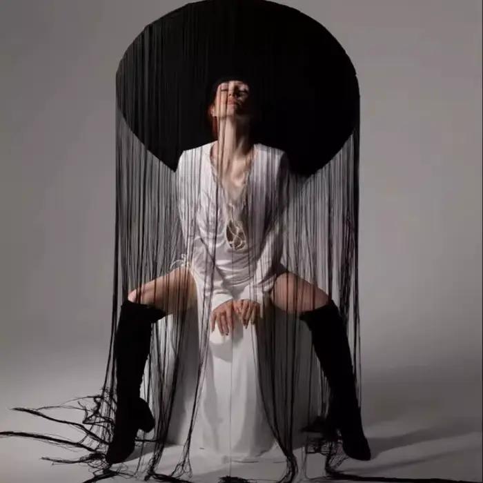 Chapeau à longues franges fluides pour spectacle