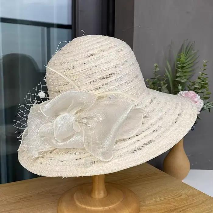 Chapeau élégant en maille avec détails floraux