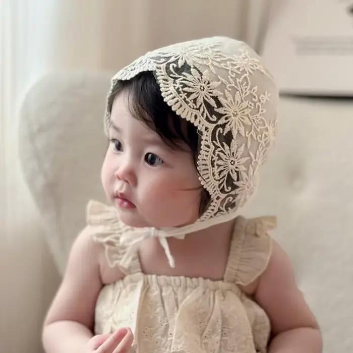 Chapeau de princesse en dentelle brodée de fleurs
