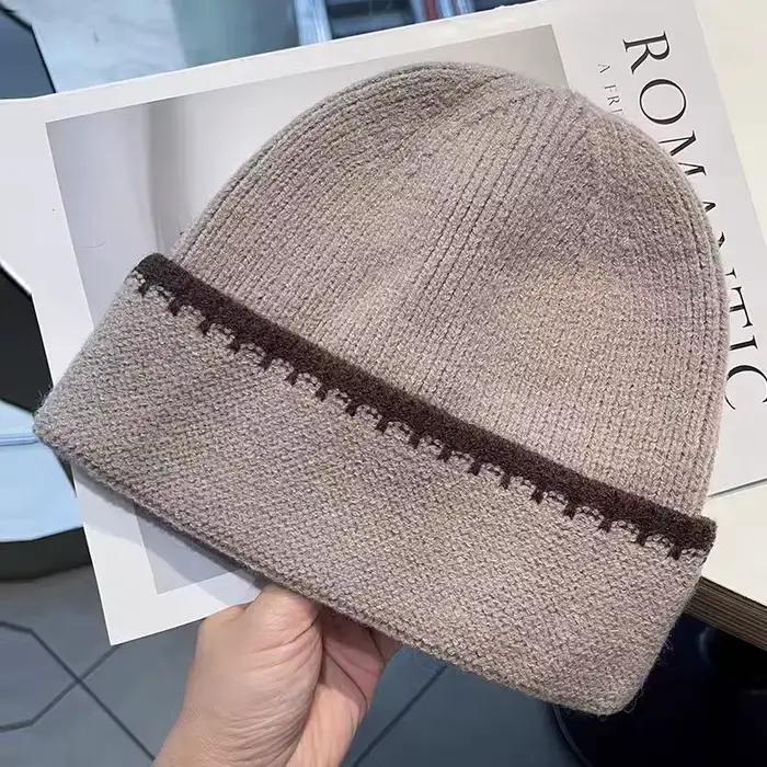 Chapeaux tricotés à rayures pour femmes