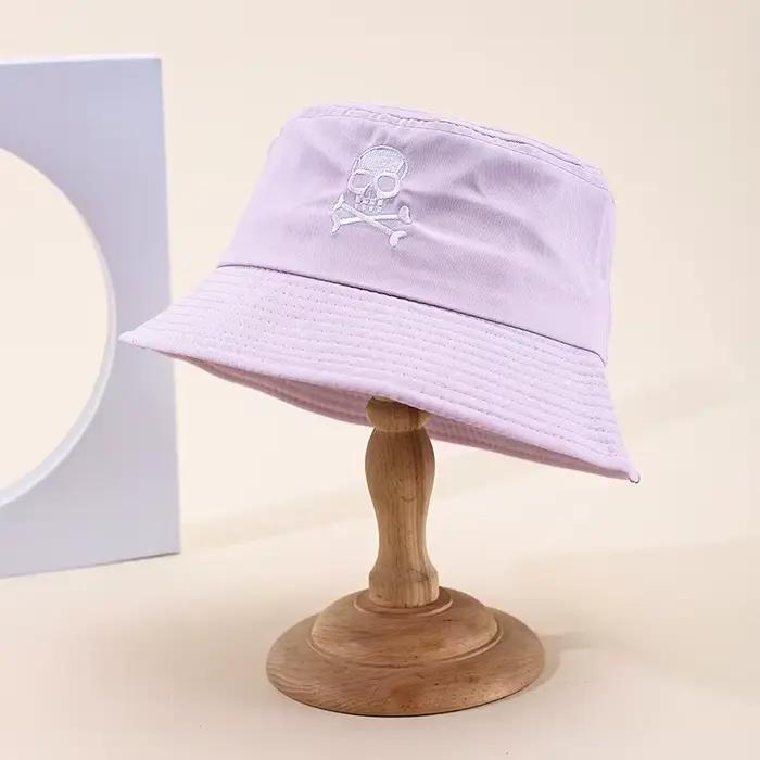 Chapeau bob pour femme avec broderie de crâne