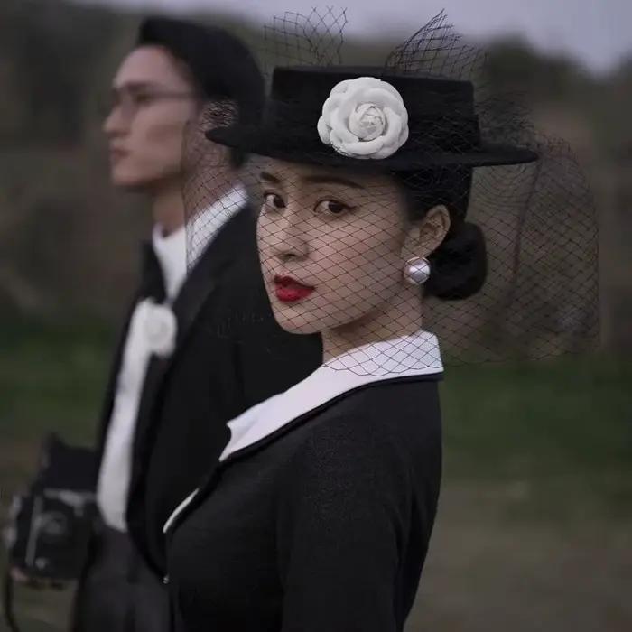 Chapeau haut-de-forme en maille camélia en velours noir
