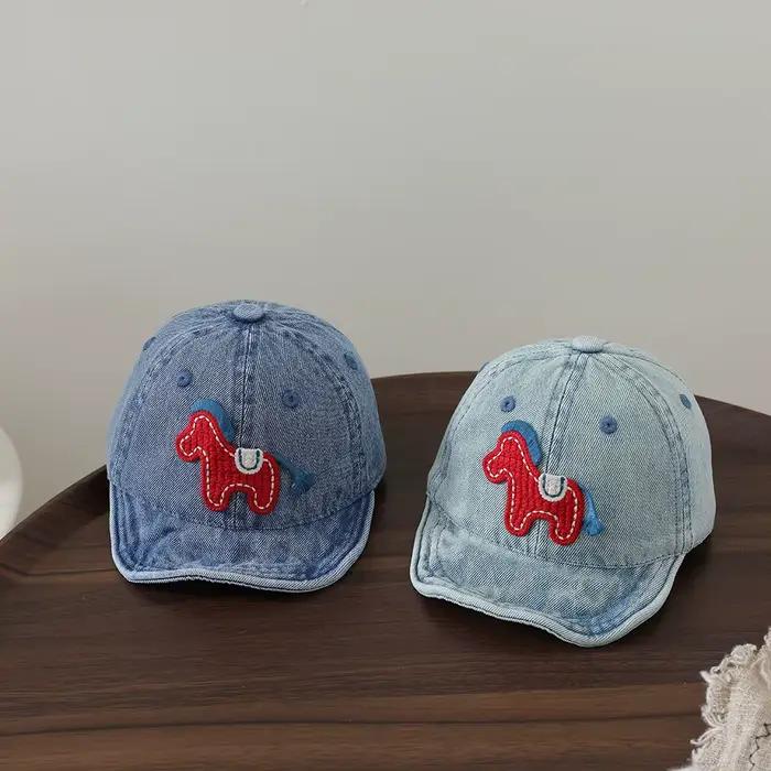 Casquette en jean lavé mignonne avec cheval rouge brodé en 3D pour bébé de 0-1 ans confortable et sécuritaire pour jouer dehors ou cérémonies