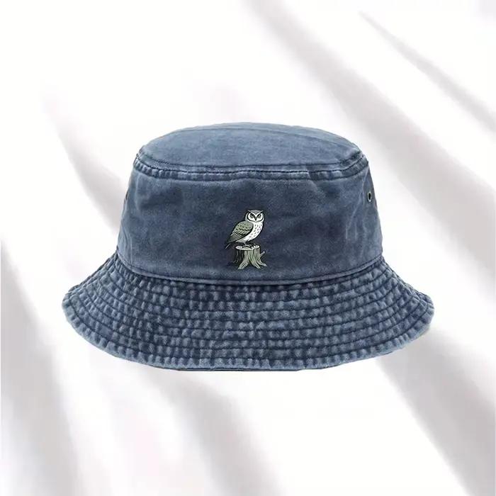 Un chapeau avec un imprimé « Une hibouille sur un souche »