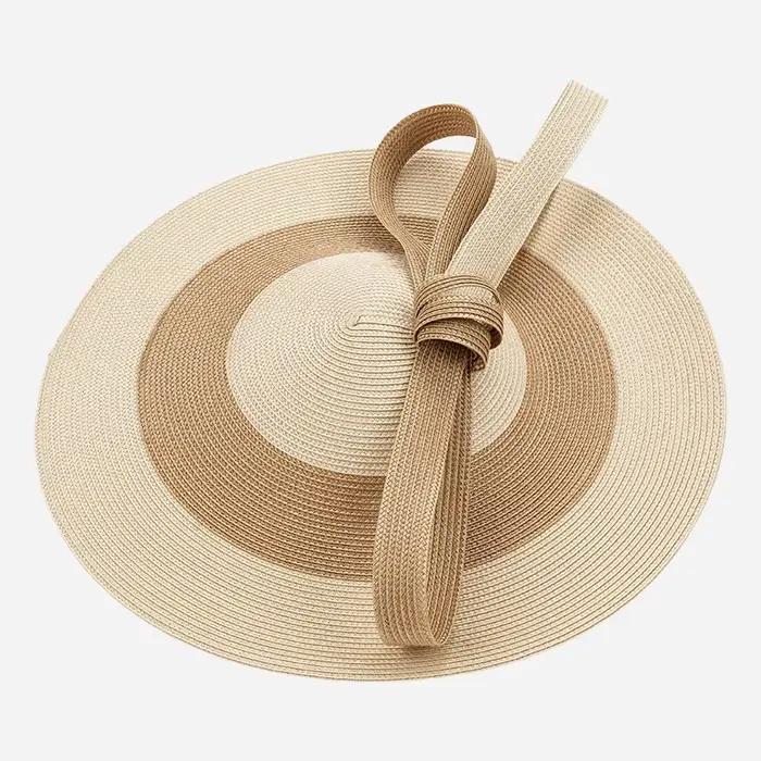 Grand chapeau fascinateur en paille à larges bandes