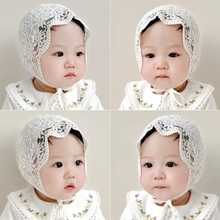 Bonnet de bébé en dentelle à fleurs