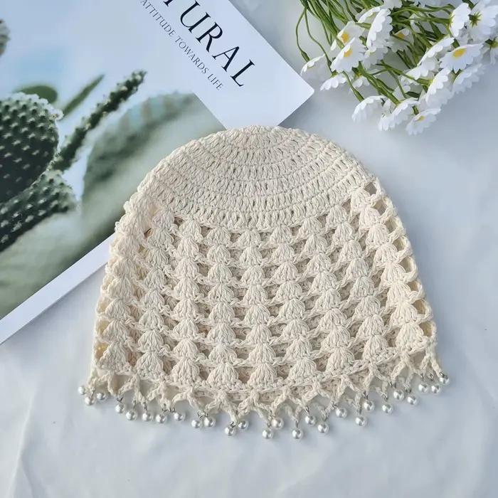 Chapeau tricoté à la main de style ethnique avec pendentif en perles pour femmes