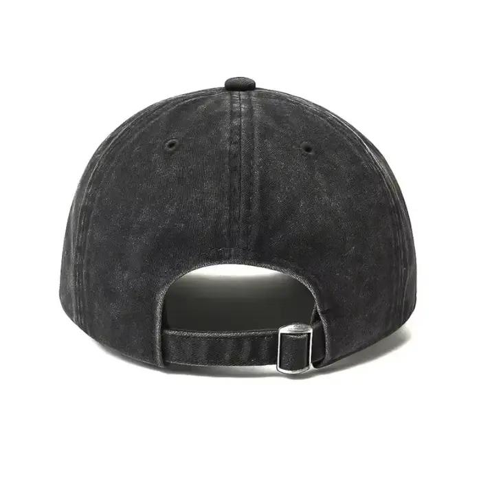 Chapeau personnalisé bleu marine avec motif crâne et ancre