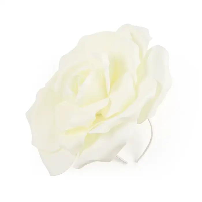 Chapeau fascinateur à fleurs de roses exagérées