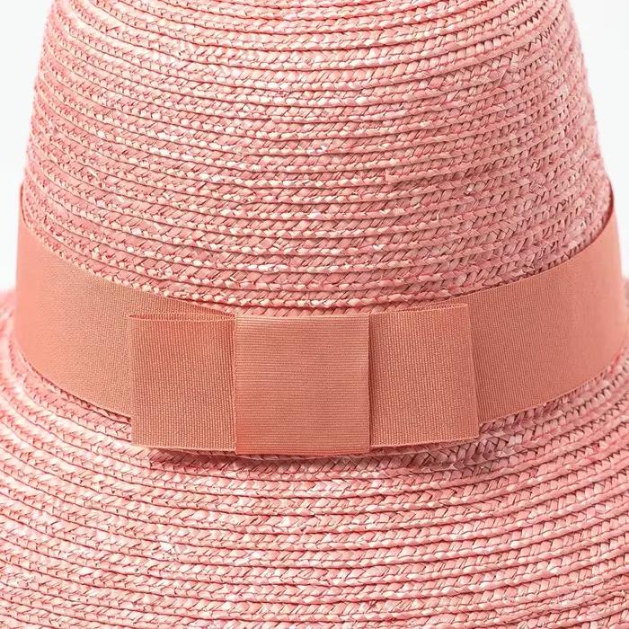 Chapeau de paille coloré avec nœud décoratif