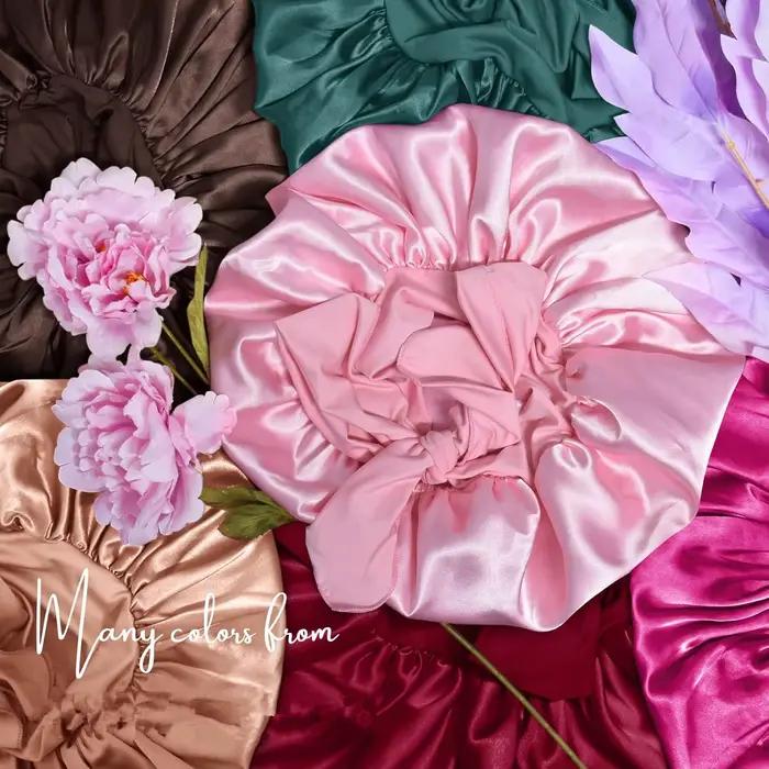 Bonnet en satin avec nœud