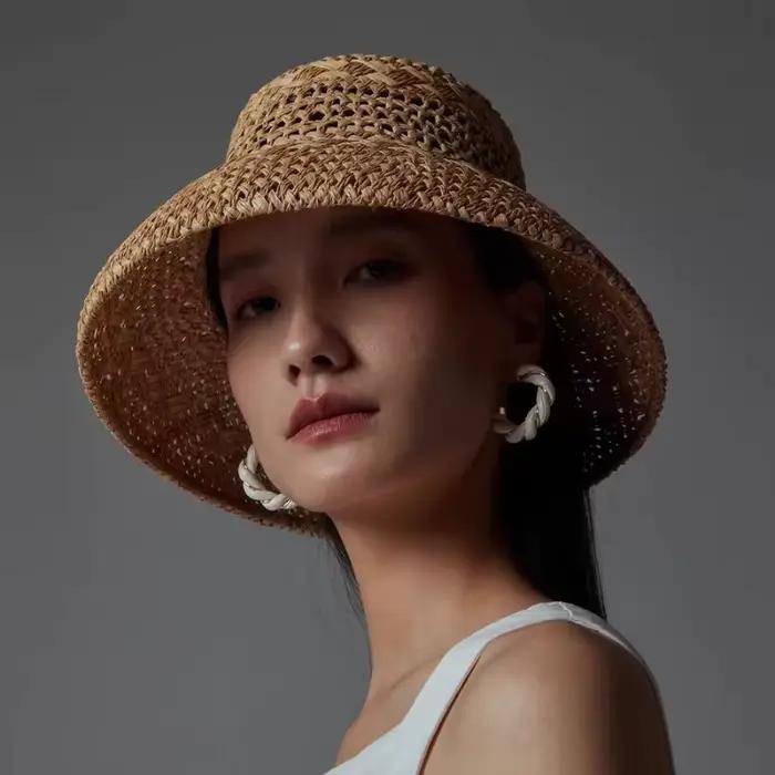 2025 nouveau Style rétro français respirant creux raphia chapeau de soleil dames été voyage mode Concave haut