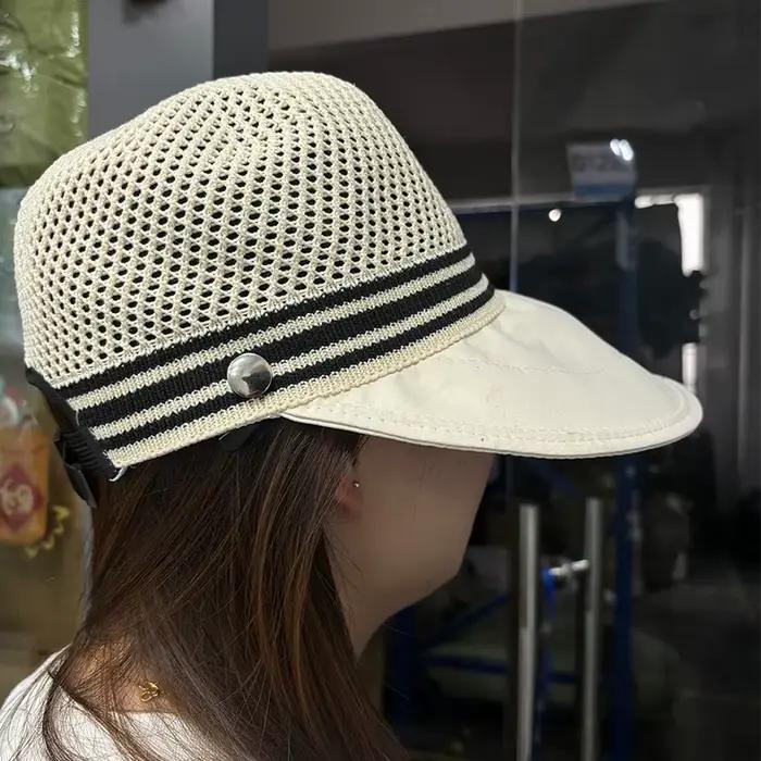 Le chapeau pare-soleil peut être accroché avec un masque