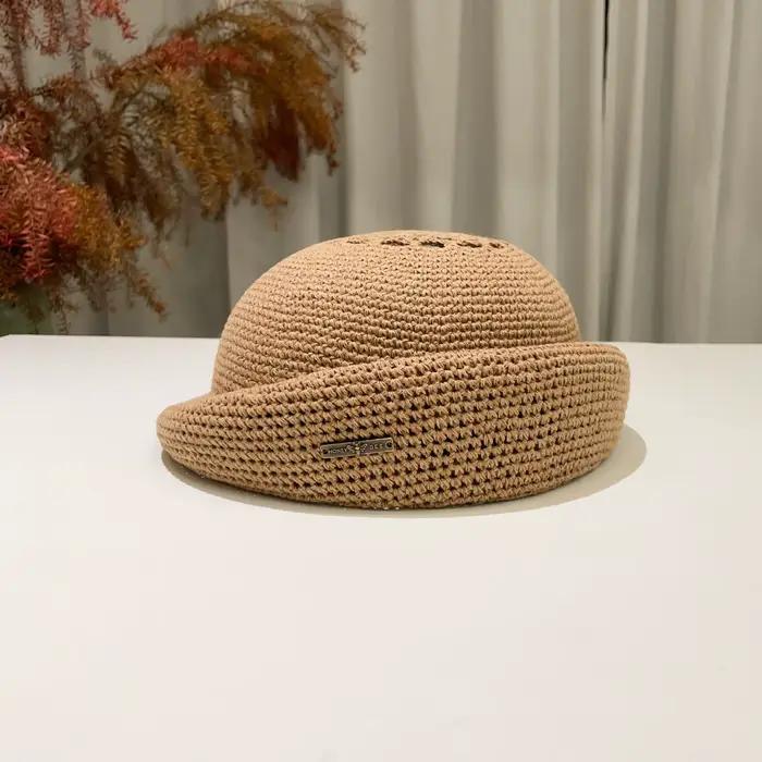 Béret en crochet fait à la main pour femmes, chapeau de peintre respirant à bord roulé ajouré, casquette élégante de couleur unie moderne pour printemps et été occassions shopping