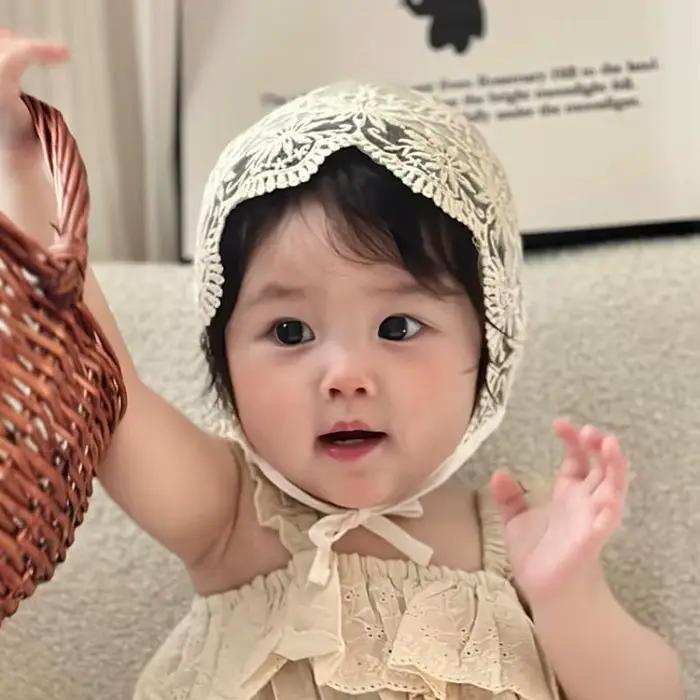 Chapeau de princesse en dentelle brodée de fleurs