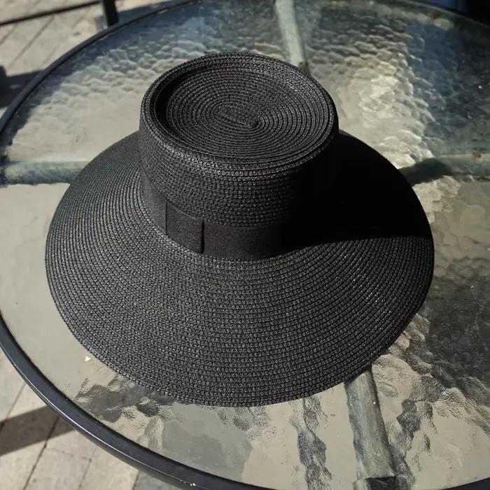 Chapeau de paille noir pour femmes élégant avec bord large UPF 50+ pour protection solaire et style sport occasionnel faire du shopping voyage excursion
