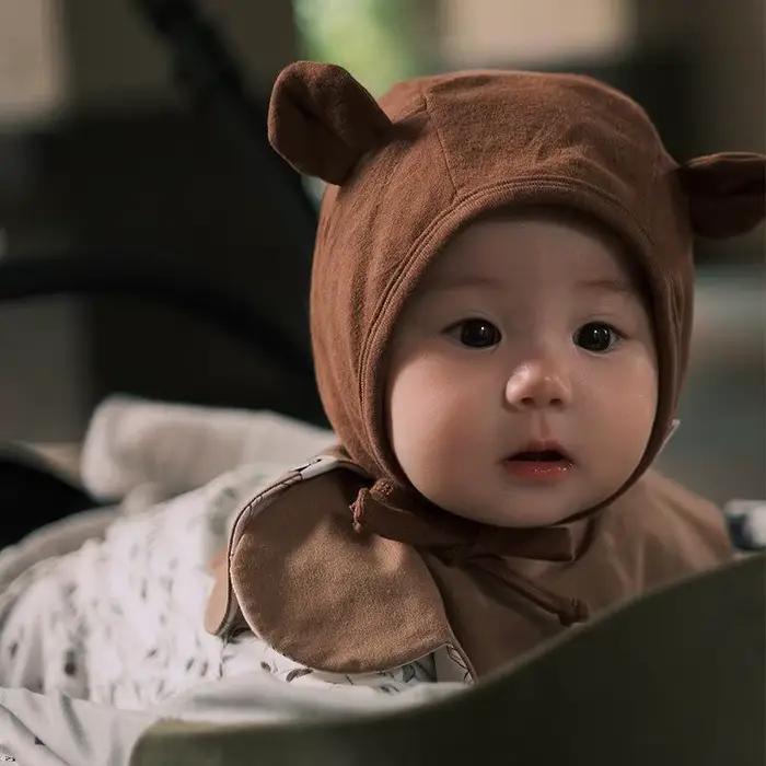Chapeau à rabat d'oreille pour bébé ours