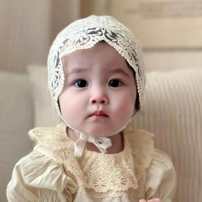 Chapeau de princesse en dentelle brodée de fleurs