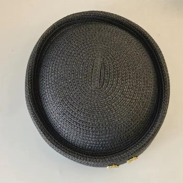 Béret en paille avec lettre RB en métal