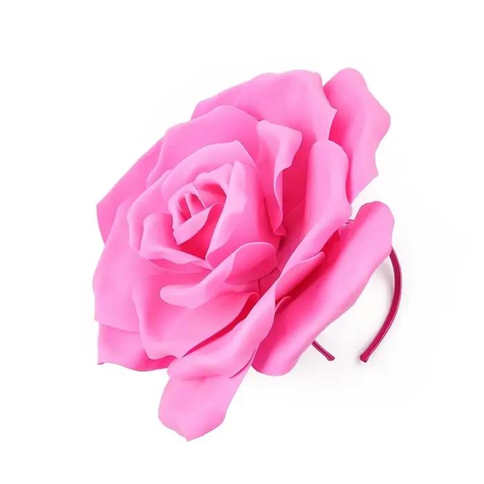 Chapeau fascinateur à fleurs de roses exagérées