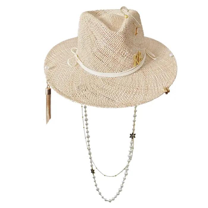 Chapeau de paille beige avec lettres en métal